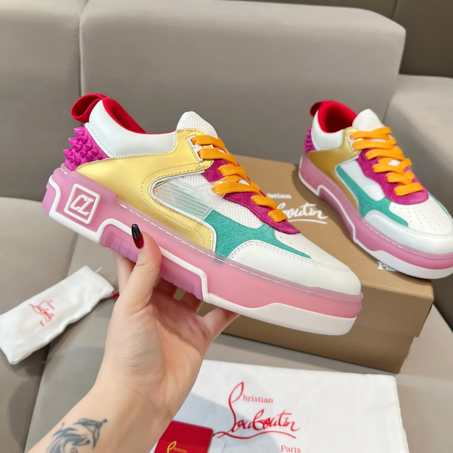 Men's shoes 💰700 🌹🌹🌹̋ Wang Junkai Yang Mi Xu Kai Zhang Jingyi Ding Chengxin Chen Muchi Wang Ziyi Same style Christian Louboutin 2024 [New product] ASTROLOUBI unisex thick-soled sports shoes red-soled shoes perfectly integrate fashion and sports, The fabrics are made of luxurious calfskin, soft suede, smooth satin and laminated leather, and the back is decorated with classic rivets. The interior is blended with a knitted tongue for added durability, breathability and quick-drying comfort. The outsole is made of a combination of EVA foam and imported rubber, and the colorful CL iconic letters on the side of the outsole show the brand's unique style. It is a ceiling-level comfortable skate shoe! ! !  Men's size 39--45. Women's size 35--40